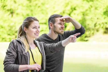 Mutlu çift turist doğada