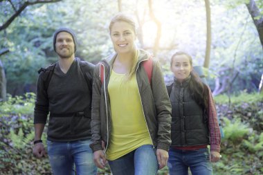 yürüyüşçü orman.