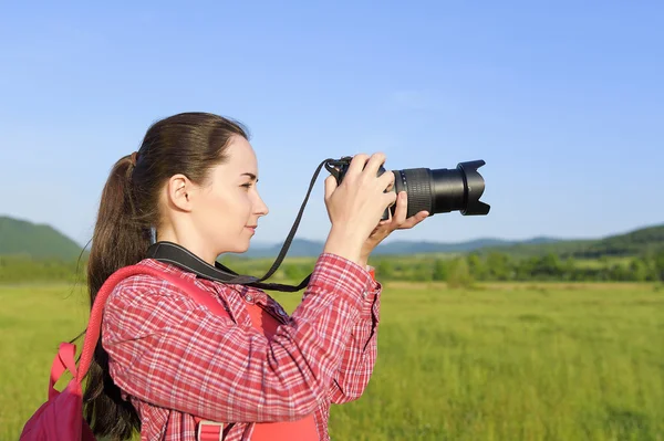 Kobiece turystycznych fotografowanie na aparat. — Zdjęcie stockowe