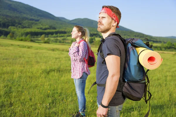 Couple de touristes sur la nature . — Photo