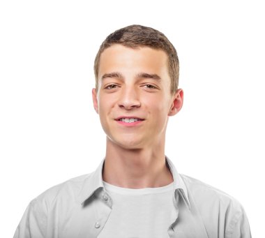 Genç adam gülümsüyor