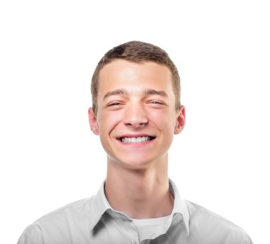 Genç adam gülümsüyor