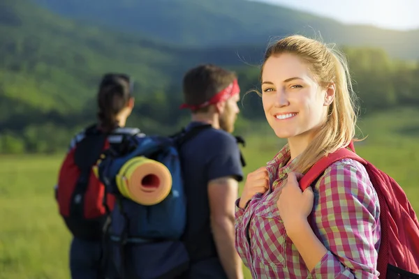 Přátel turistů v přírodě. — Stock fotografie