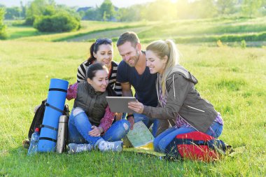 Çimenlerin üzerinde yürüyüş yapanlar
