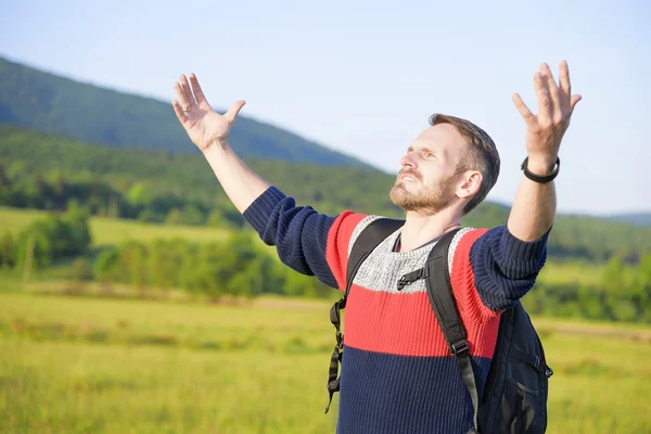 Man Traveler. Freedom and Healthy Lifestyle Hiking concept. — Stock Photo, Image