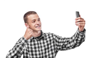 Mutlu genç adam bir selfie alarak.