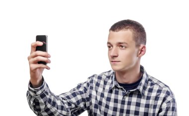 Mutlu genç adam bir selfie alarak.