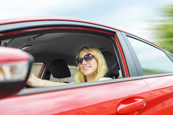 Vrouw in de auto. — Stockfoto