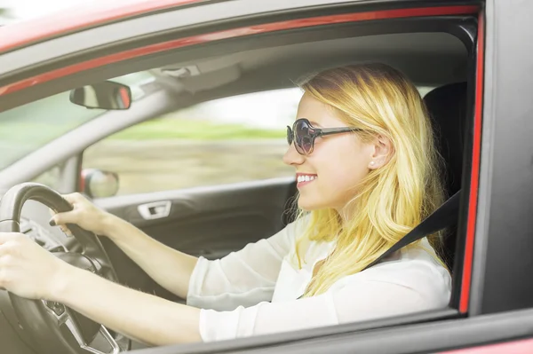 Vrouw in de auto. — Stockfoto