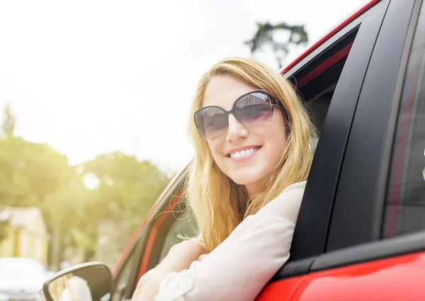 Žena v červené auto — Stock fotografie