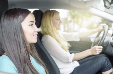 Arabada iki kız var.. 