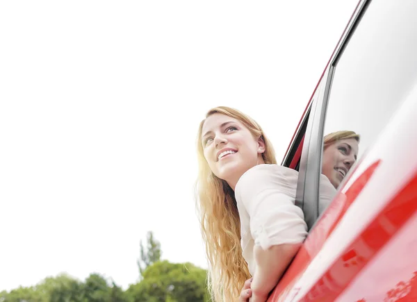 Femme blonde en voiture rouge . — Photo