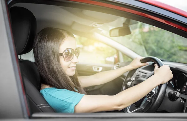 Vrouw in de auto. — Stockfoto