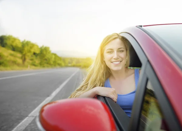 Kadın araba kullanıyor..