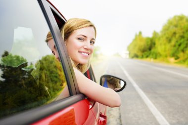 kadın kırmızı araba.