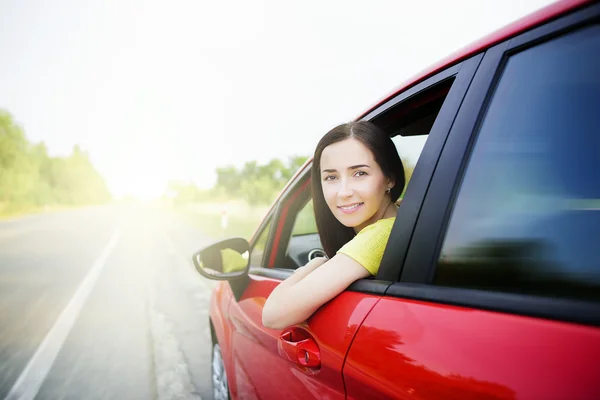 Mooie vrouw in een auto. — Stockfoto