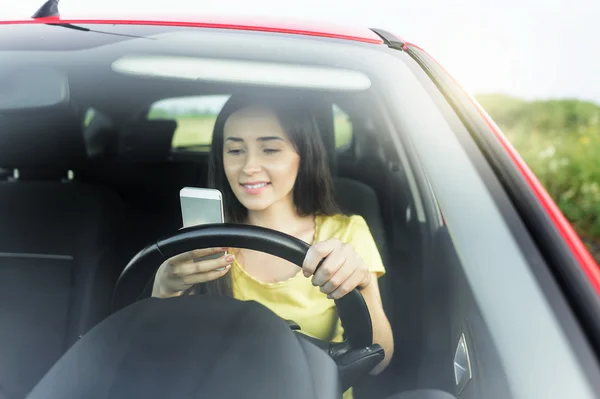 Mulher usando telefone no carro . — Fotografia de Stock