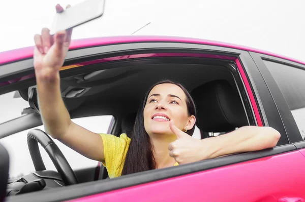 Mujer tomando foto selfie . —  Fotos de Stock