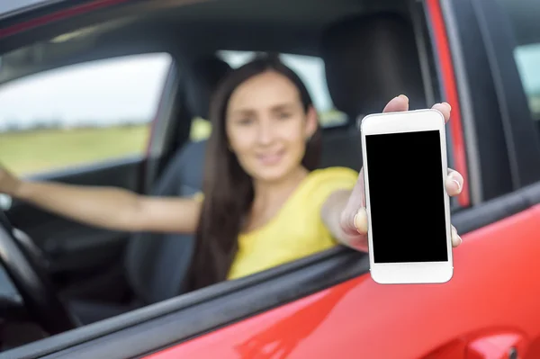 Driver donna mostrando il suo smartphone . — Foto Stock