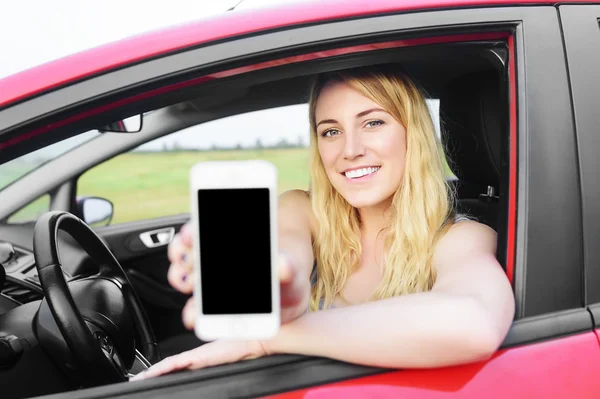 Motorista mulher mostrando seu smartphone . — Fotografia de Stock