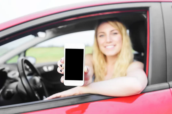 Driver donna mostrando il suo smartphone . — Foto Stock