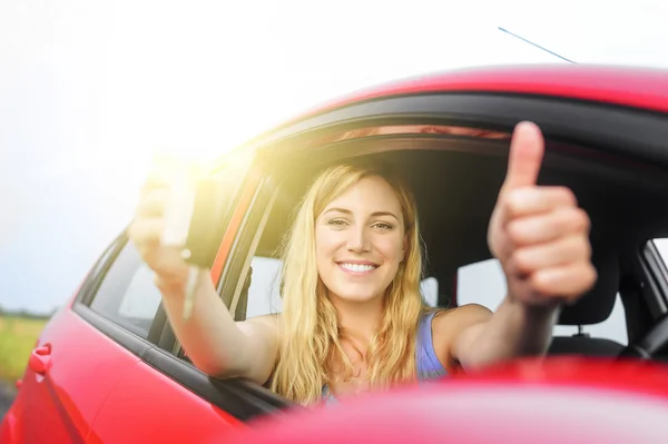 Mulher em um carro — Fotografia de Stock