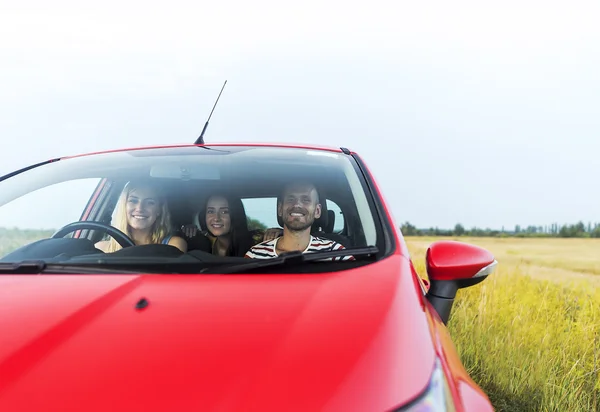 Freunde im Auto. — Stockfoto