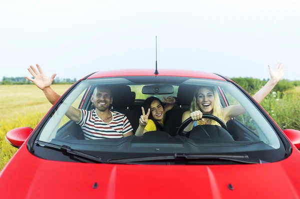 Amigos em um carro . — Fotografia de Stock