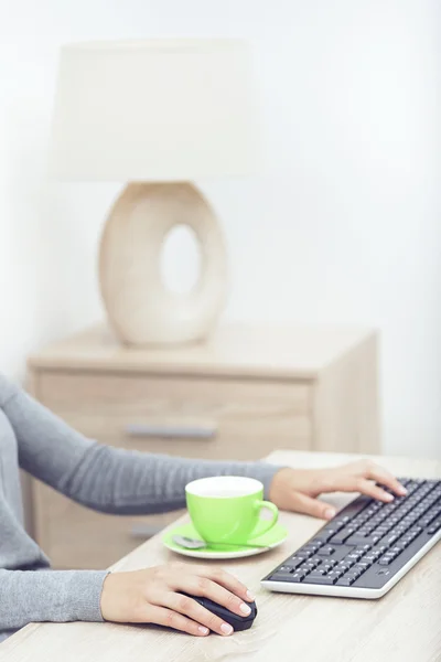 Mujeres manos en un teclado . — Foto de Stock