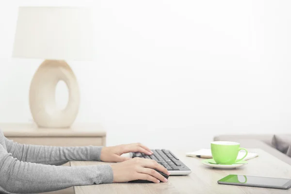 Le mani di donne su una tastiera . — Foto Stock