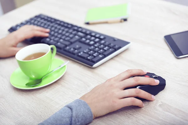 Le mani di donne su una tastiera . — Foto Stock