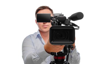 Beyaz arka planda tripodun üzerinde büyük bir video kamerayla çekim yapan profesyonel bir kameraman..