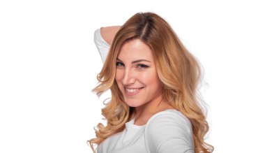 Beyaz gömlekli, uzun sarı saçlı, kendine güvenen, güler yüzlü bir kadın..