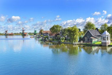 Sakin bir yer. Zaanse Schans'a. Şaşırtıcı Hollandalı Köyü.