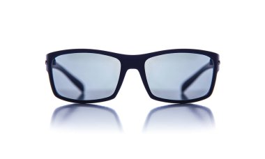 Açık mavi lensli, siyah çerçeveli bir güneş gözlüğü ile yansıması olan saf beyaz bir arka plan..