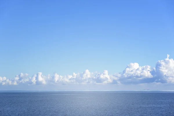 Mar azul e nuvens . — Fotografia de Stock