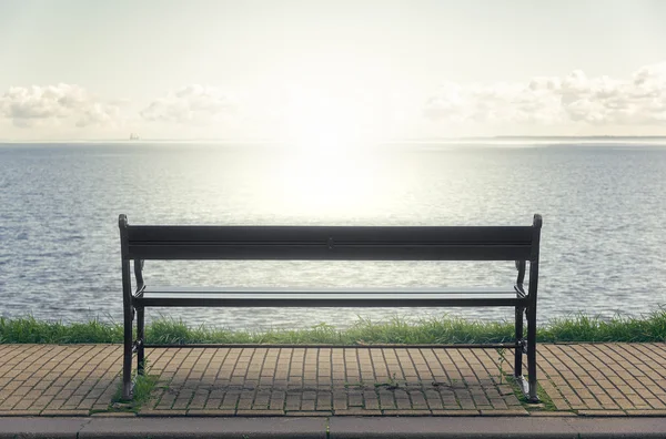 Holzbank vor dem Meer. — Stockfoto