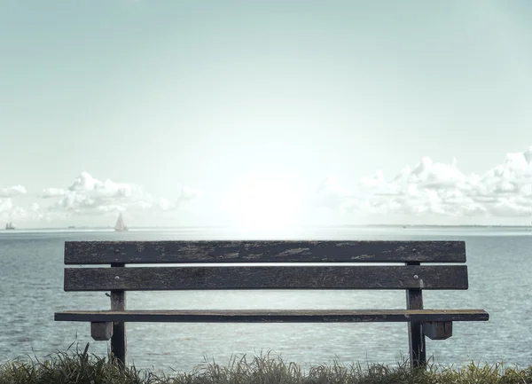 Träbänk framför havet. — Stockfoto