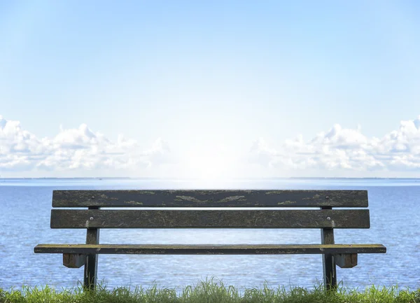 Holzbank vor dem Meer. — Stockfoto