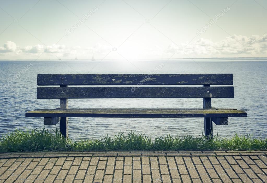 со скамейки не было. со скамейки не было. скамейка фореста гампа. парклеты из дерева. пятнашка стоит у забора.