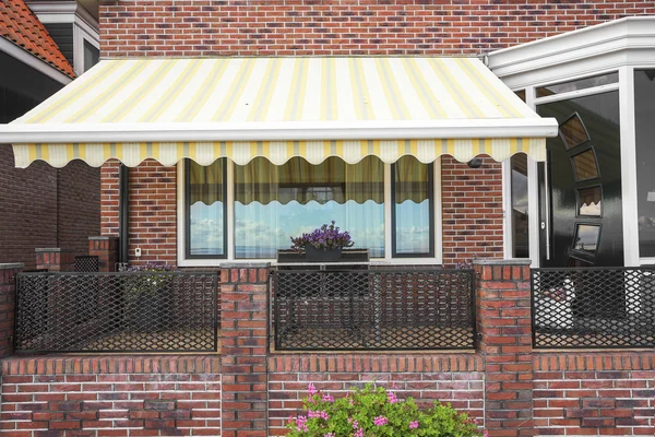 Veranda bakstenen gebouw. — Stockfoto