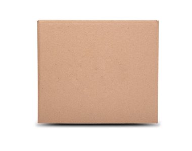 Kare bir kahverengi karton tabaka, altında yumuşak bir gölgeyle beyaz bir arkaplanda izole edilir..