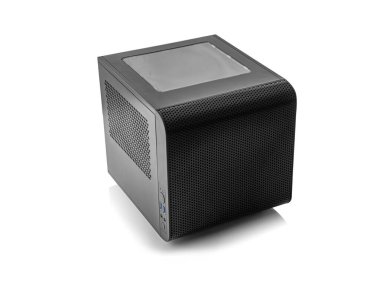 Pencereli üst paneli ve delinmiş ağ kenarlı siyah, kompakt, küp şeklinde bir bilgisayar çantası saf beyaz bir arkaplanda izole edilir..