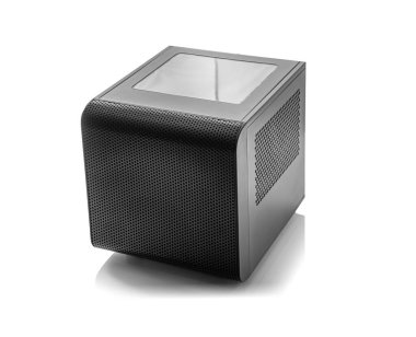 Önü örgülü ve üstü şeffaf olan siyah küp şeklinde bir bilgisayar kabı beyaz bir arkaplanda izole bir şekilde oturur.