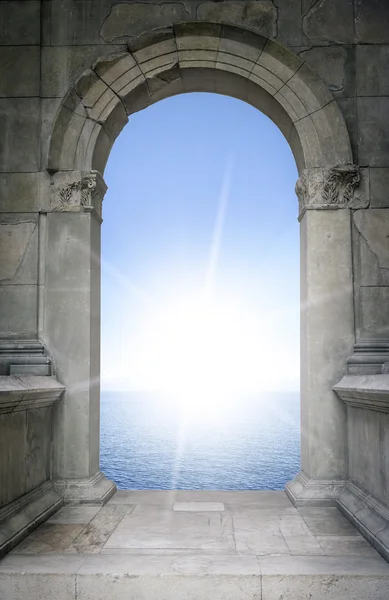 Antiker Bogen und Meer. — Stockfoto