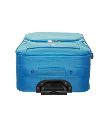 Kapalı mavi, yumuşak kabuklu bir bavul. Beyaz arka planda izole edilmiş geri çekilebilir bir sapı var..