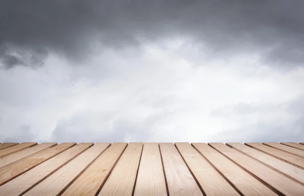 Holzplattform und Himmel. — Stockfoto