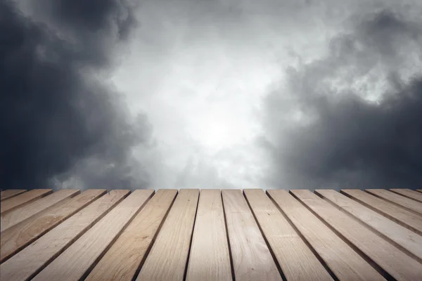 Plataforma de madera y cielo . —  Fotos de Stock