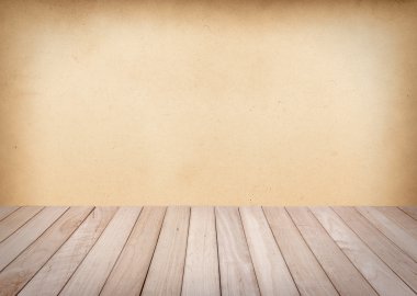 Sarı arka plana sahip ahşap platform.