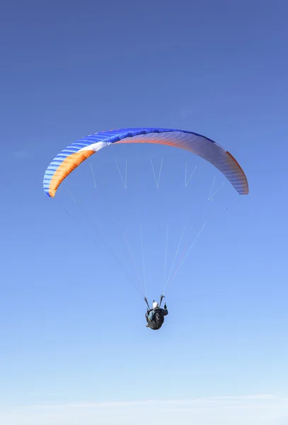 Paragliden in de lucht. — Stockfoto